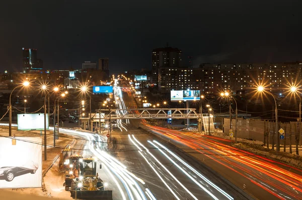 Novosibirsk, Rusland, Nemirovitsj-Dantsjenko straat 's nachts — Stockfoto