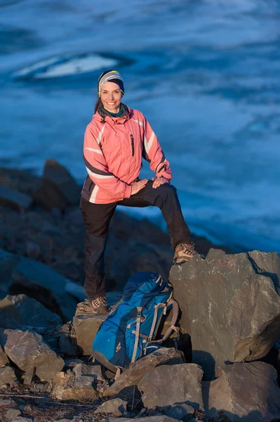 Joyeux sourire fille avec un sac à dos, dans le contexte d'un fr — Photo