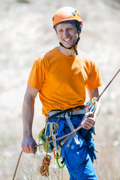 Un grimpeur souriant assure la corde — Photo