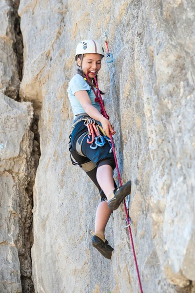 女登山者走过岩石上富有挑战性的小径 — 图库照片