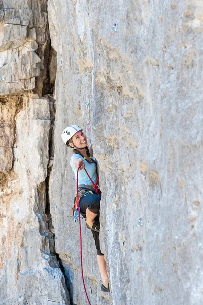 Femme grimpeuse passe des pistes difficiles sur le rocher — Photo