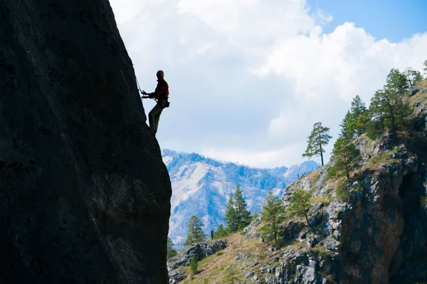 Escalade sur le fond de la vallée et du ciel — Photo