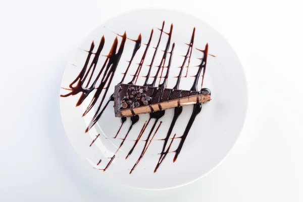 Dolce torta al cioccolato con guarnizione e noci su un backgrou bianco — Foto Stock