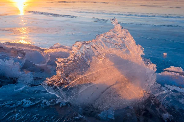 Pedaço de gelo transparente no lago congelado ao pôr do sol — Fotografia de Stock