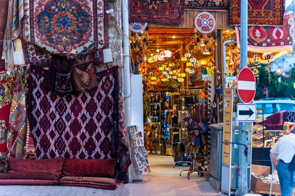 Alfombras turcas en el Gran Bazar en Estambul, Turquía . — Foto de Stock