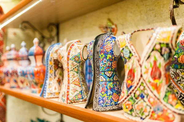 Turecká keramika na Velkém bazaru v Istanbulu, Turecko. — Stock fotografie