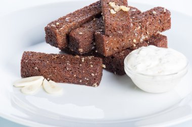 kavrulmuş sarımsak croutons, beyaz zemin üzerine ekşi krema