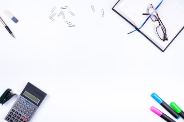 Beyaz bir arka plan üzerine bir gözlük ve bir marker ile Office kitap