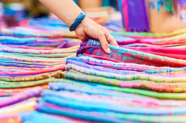 Woman chooses scarves in Turkish Bazaar. woman's hand — Stockfoto