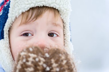 Küçük çocuk onun yüz eldivenler kaplı. Sadece gözleri görünür