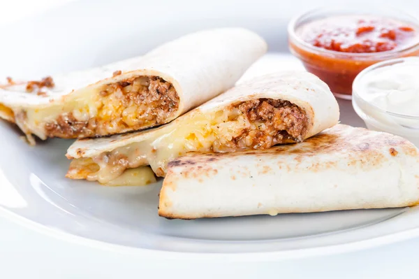 Quesadilla messicana con carne e formaggio, salsa piccante e panna su sfondo bianco — Foto Stock