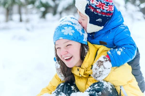 야외 초상화 어머니 그리고 아이 겨울 공원에서 연주. 아들은 그의 키스 — 스톡 사진
