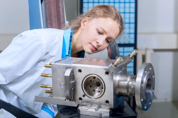 Meisje student mechanic studeren onderdeel van het apparaat — Stockfoto