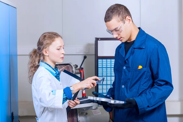 Man en vrouw in de industrie meten detail — Stockfoto