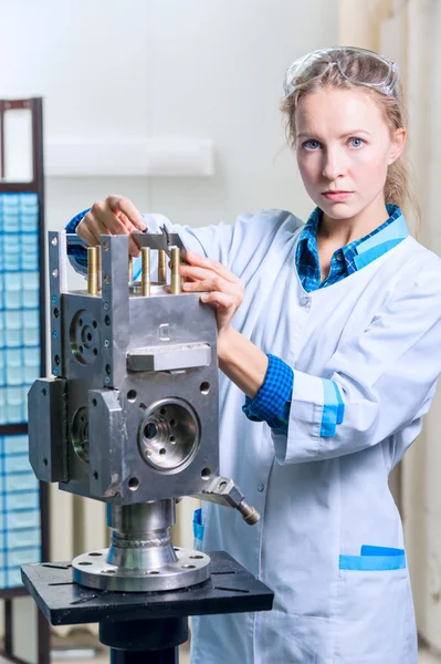 Vrouw ingenieur met een remklauw meettoestel in het moderne lab — Stockfoto