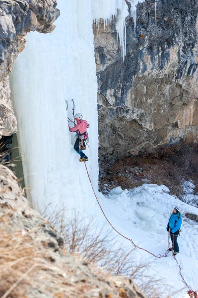 Un groupe d'alpinistes escalade une cascade gelée — Photo