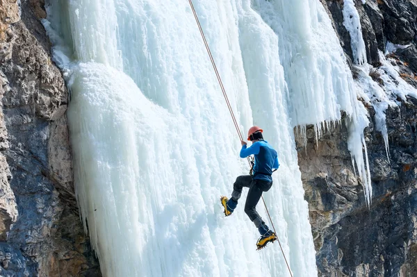 Escalade descendant la corde avec une cascade gelée — Photo