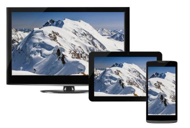 Bilgisayar teknolojisi, hareketlilik ve iletişim iş kavramı: dizüstü ya da mini tablet bilgisayar, dokunmatik ekran smartphone ve masaüstü monitör ekran Tv izole beyaz