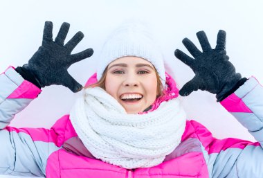 Açık portre genç mutlu gülümseyen kız karda yalan