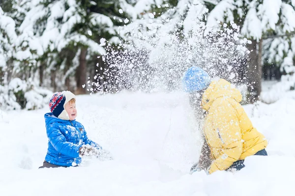 Retrato al aire libre Madre e hijo jugando en el parque de invierno. duchados de nieve —  Fotos de Stock