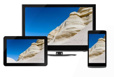 Bilgisayar teknolojisi, hareketlilik ve iletişim iş kavramı: dizüstü ya da mini tablet bilgisayar, dokunmatik ekran smartphone ve masaüstü monitör ekran Tv izole beyaz