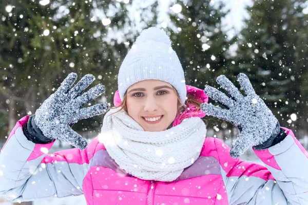 Outdoor Portret van gelukkig jong meisje in een winter park. — Stockfoto