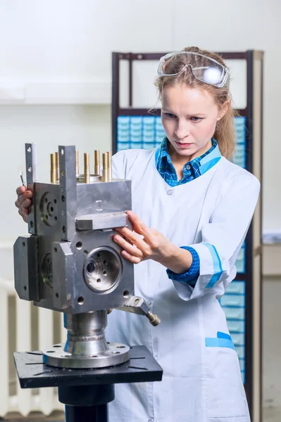Женщина-механик с измерительным прибором — стоковое фото