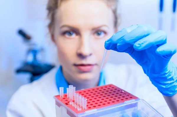 Close-up van vrouw wetenschapper scheikundige analyse, doen werken met reageerbuizen in moderne laboratorium — Stockfoto
