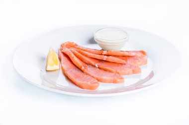 İnce dilim limon ve beyaz bir bac sosu somon fileto