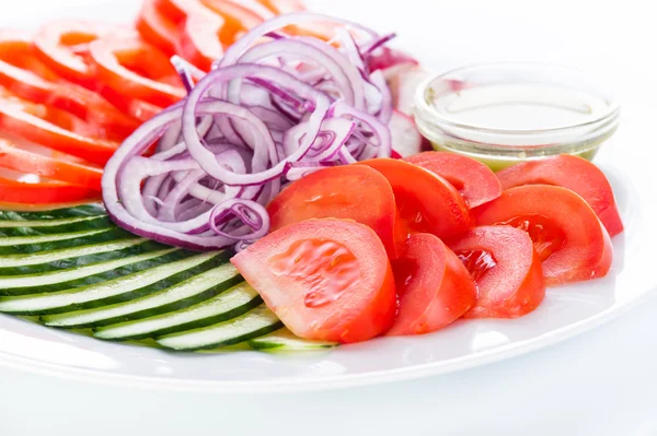 Verschiedenes frisches Gemüse: Tomaten, Gurken, Zwiebeln, Paprika — Stockfoto