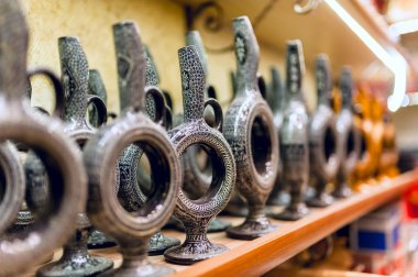 Türkiye 'nin İstanbul kentindeki Grand Bazaar' da Türk seramikleri. 