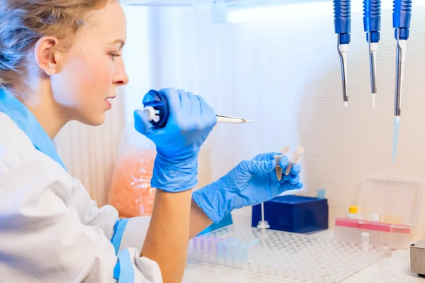 손에 피 펫과 여자 과학자 화학자 현대 실험실에서 분석 하 게 — 스톡 사진