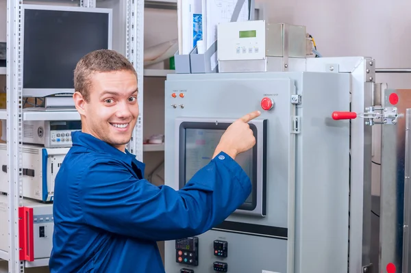 De ingenieur drukt op een knop in een wetenschappelijk laboratorium tijdens het experiment — Stockfoto