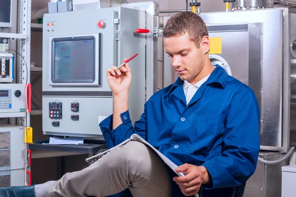 Ingenieur schreef de experimentele resultaten op het vacuümsysteem — Stockfoto