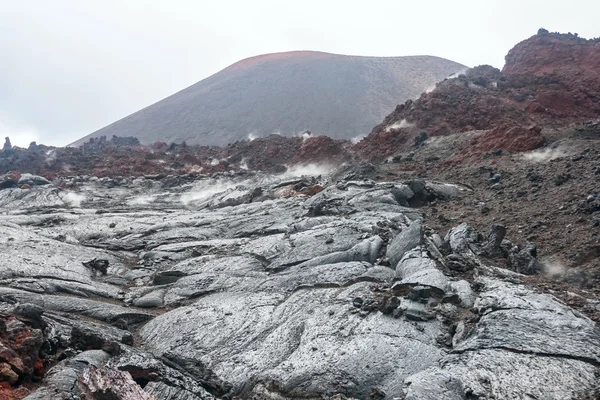 Campo de lava e vulcão em Kamchatka — Fotografia de Stock