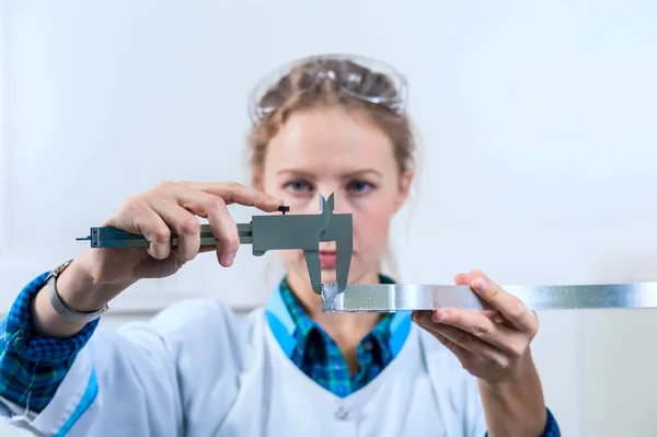 Vrouw ingenieur detail maatregel remklauw — Stockfoto