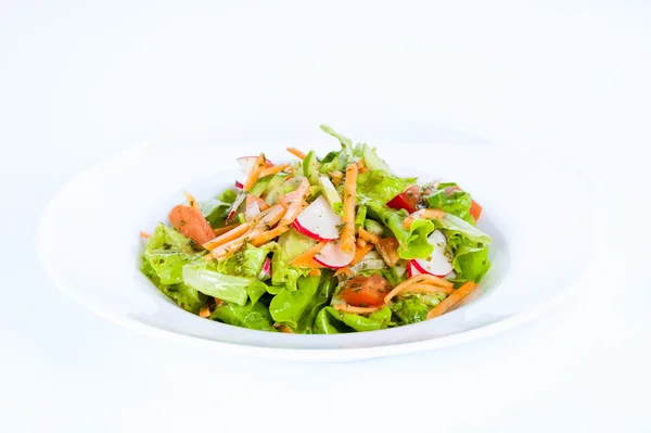 Salade de légumes aux radis, carottes, oignons et tomates sur une — Photo