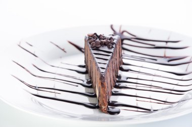 Tatlı çikolata kek Tepesi ve beyaz backgrou fındık