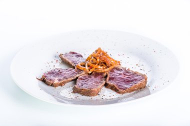 beyaz zemin üzerine soğan sığır eti dilim