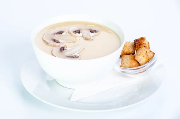 Sopa de crema cremosa con champiñones y croutons sobre un fondo blanco —  Fotos de Stock