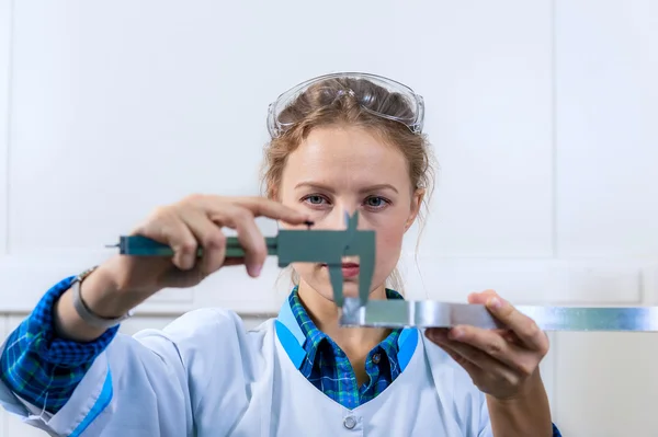 Vrouw timmerman maatregel detail remklauw — Stockfoto