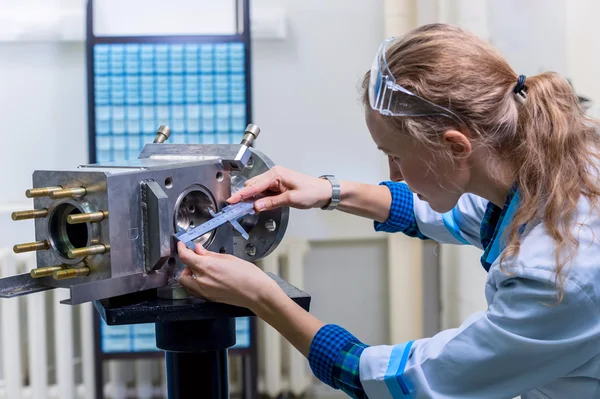 Женщина-инженер с измерительным прибором в современной лаборатории — стоковое фото