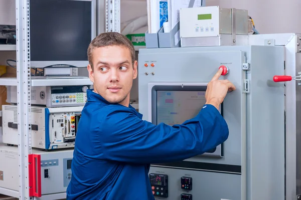 Инженер нажимает кнопку в научной лаборатории во время эксперимента — стоковое фото