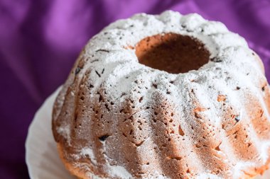 Krema şeker ve kuru üzüm ile Paskalya kek