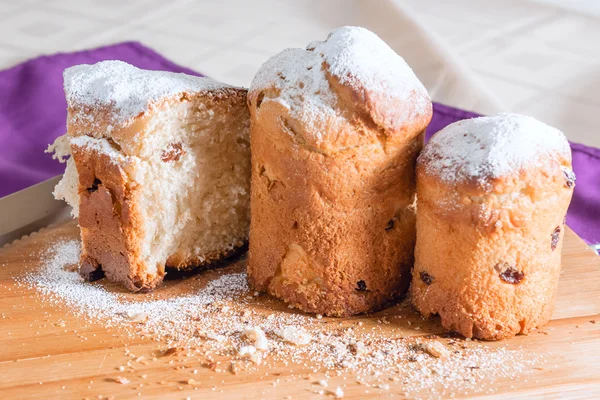 Pasen cake met slagroom suiker en rozijnen — Stockfoto