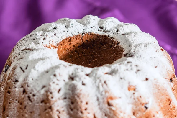Easter cake with icing sugar and raisins — Stock Photo, Image