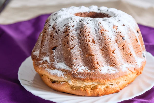 Torta di Pasqua con zucchero a velo e uvetta — Foto Stock