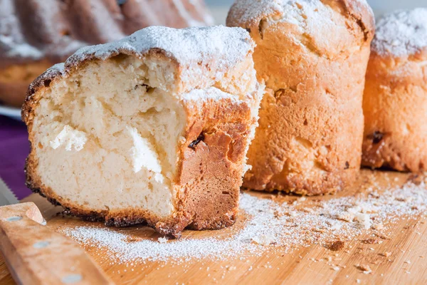 Påsk kaka med florsocker och russin — Stockfoto