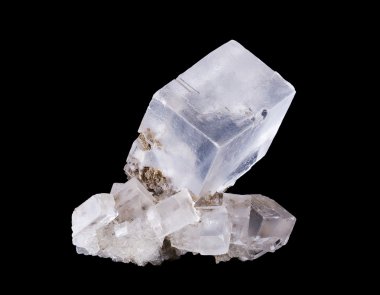 Siyah arka plan üzerine kaya tuzu Crystal küme Önden Görünüm