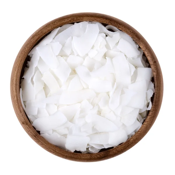 Кокосові пластівці в мисці на білому тлі — стокове фото